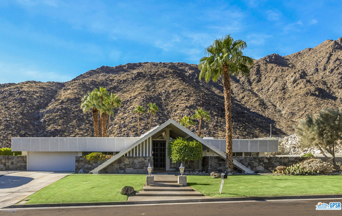 925 W Crescent Dr, Palm Springs, CA 92262