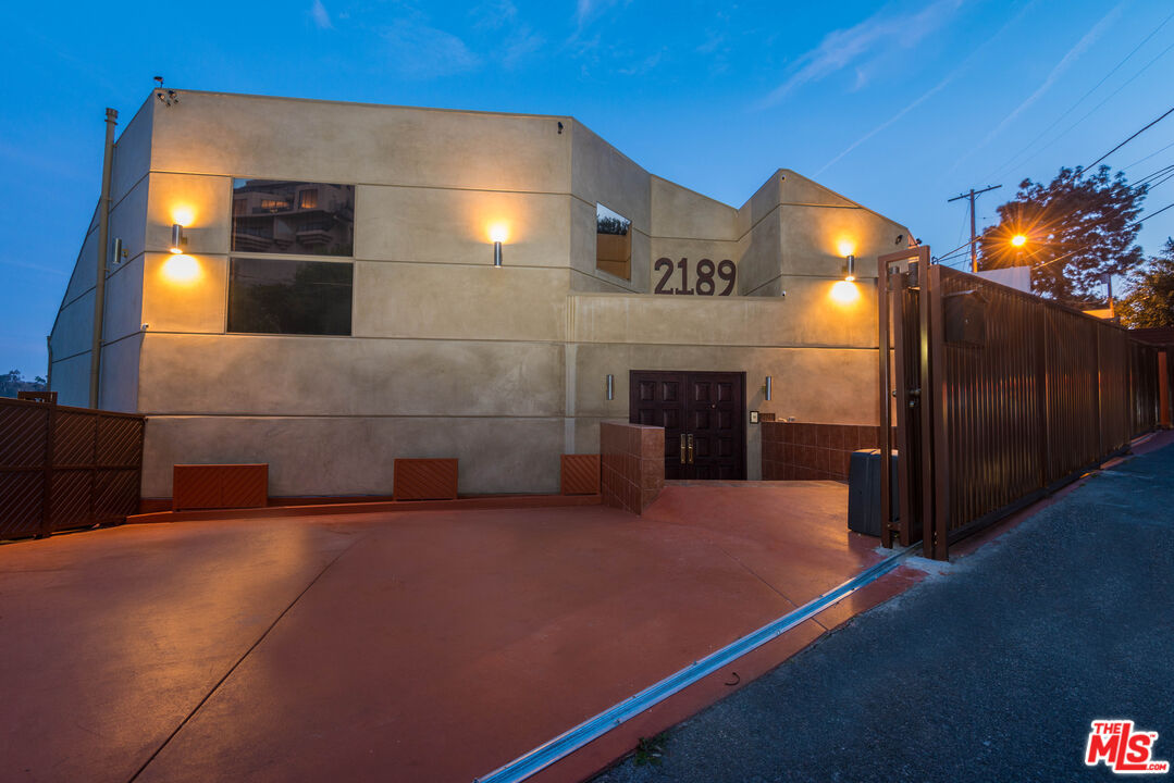 2189 Sunset Plaza Dr