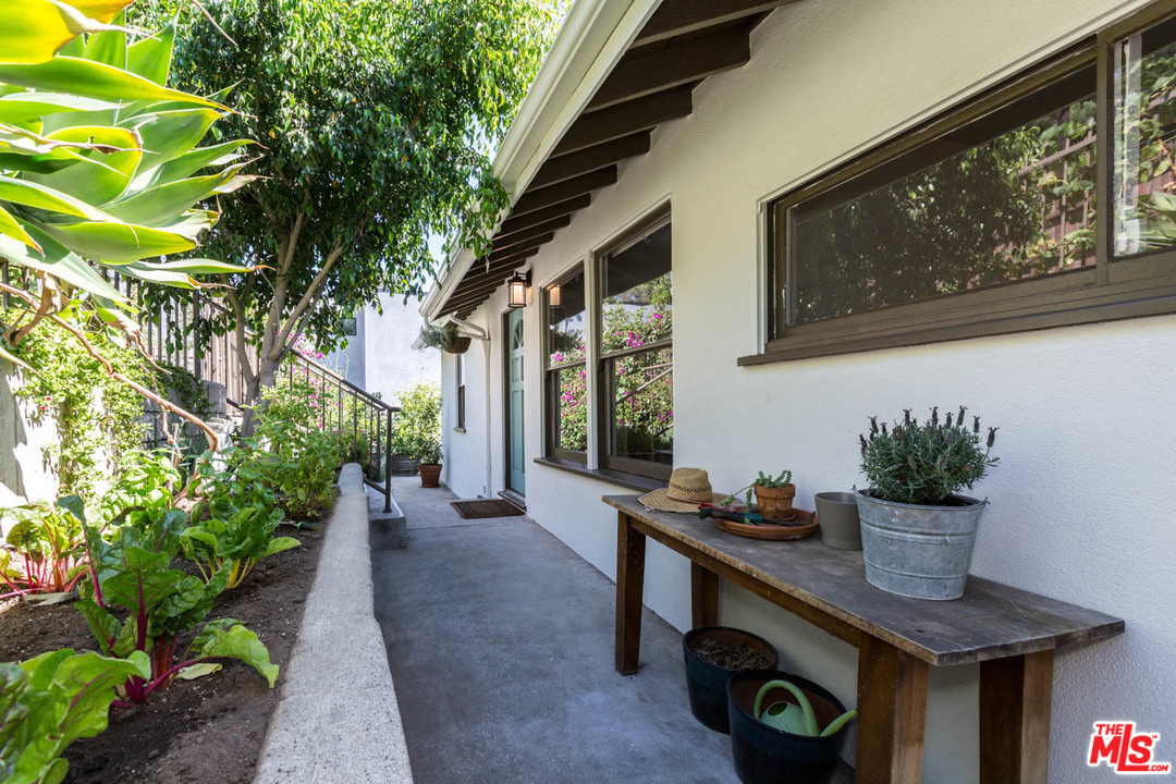 2322 Valentine St Los Angeles Ca Mls 17 Redfin