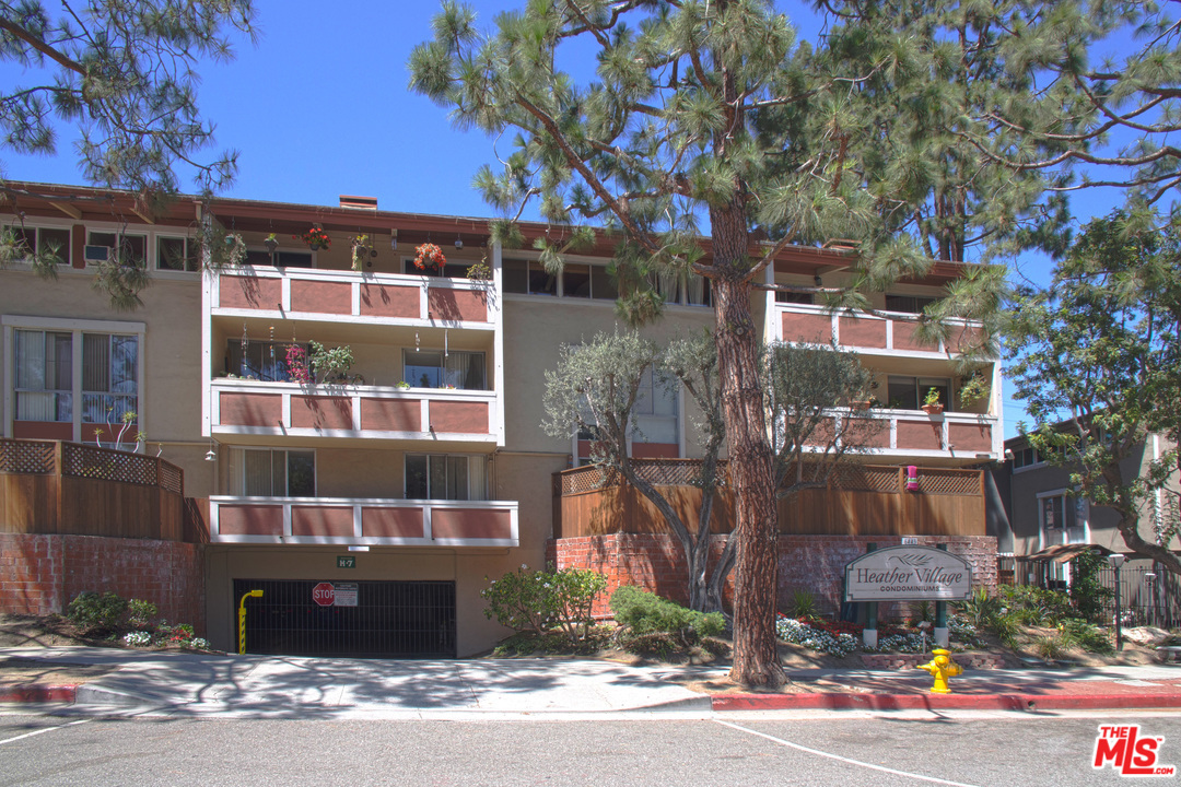 Simple Apartments On Green Valley Circle Culver City 