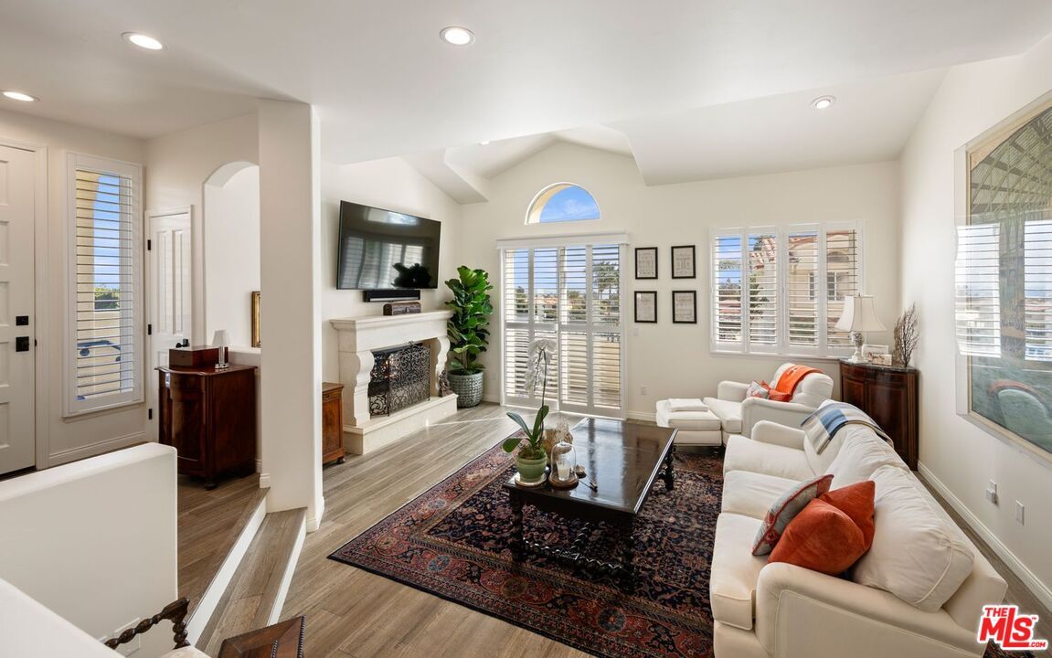 L'Appartement
REMI RELIEF/レミ レリーフ　HOODIE 6457 Zuma View Pl #141, Malibu, CA 90265 | MLS# 25527743