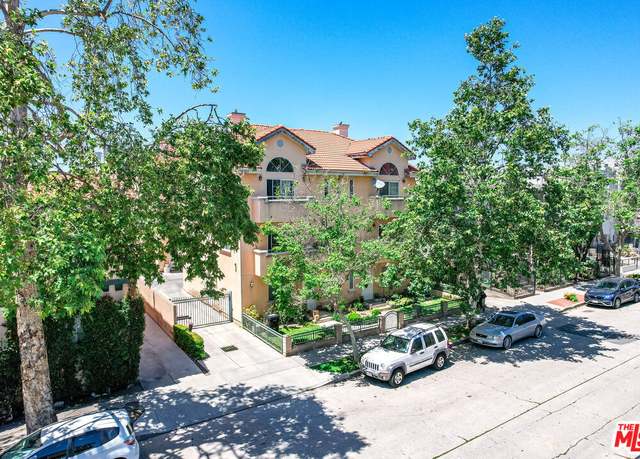 Property at 821 S Gramercy Pl #2, Los Angeles, CA 90005, 3 beds, 2.5 baths