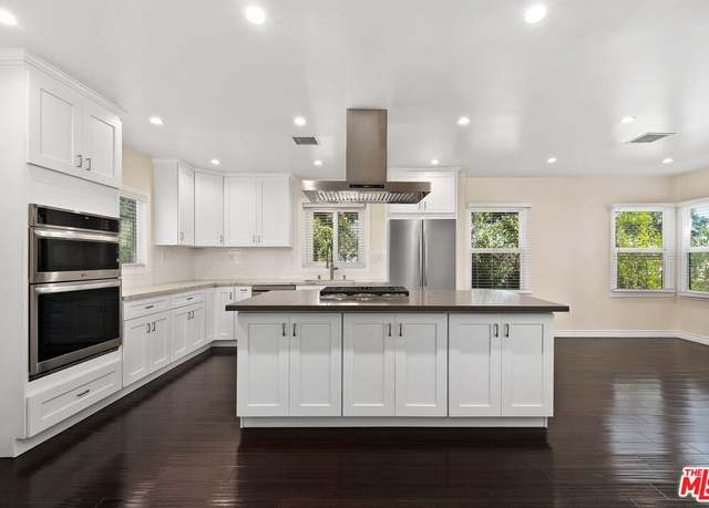 Property at 4401 W 58th Pl, Los Angeles, CA 90043, 2 beds, 2.5 baths