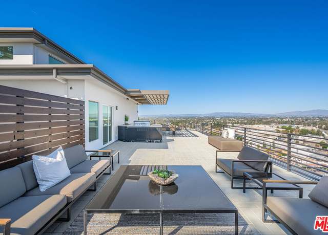Property at 11725 Laurelwood Dr, Studio City, CA 91604, 3 beds, 2.5 baths