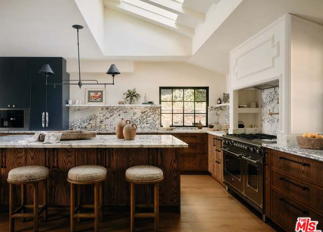 Property at 1524 Sunset Plaza Dr, Los Angeles, CA 90069, 4 beds, 4.5 baths