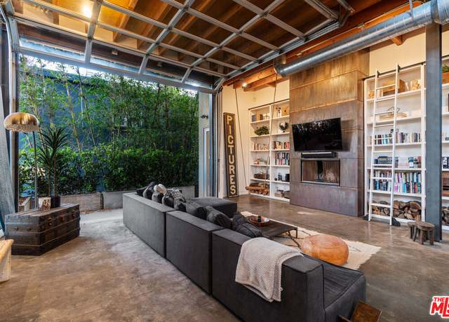 Property at 25 Brooks Ave #1, Venice, CA 90291, 2 beds, 2.5 baths