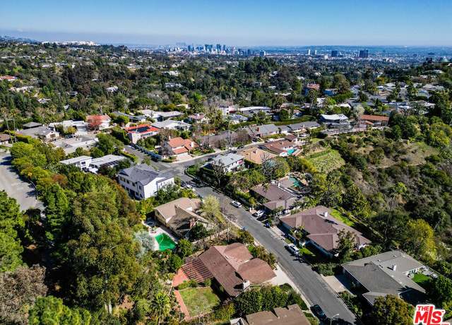 Property at 585 Lorna Ln, Los Angeles, CA 90049, 3 beds, 3 baths
