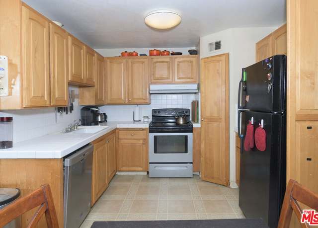 Property at 18547 Collins St Unit B3, Tarzana, CA 91356, 2 beds, 2 baths