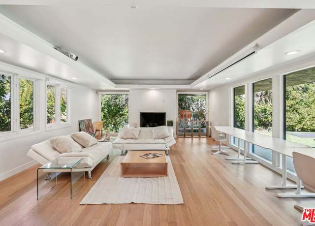 Property at 4900 Queen Victoria Rd, Woodland Hills, CA 91364, 5 beds, 3.5 baths