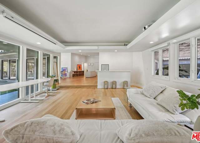 Property at 4900 Queen Victoria Rd, Woodland Hills, CA 91364, 5 beds, 3.5 baths