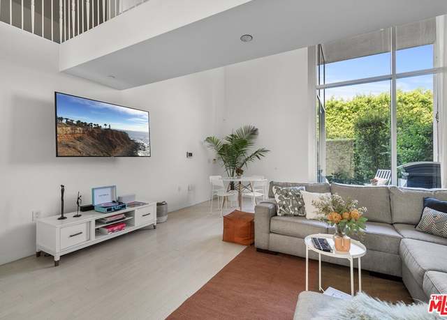 Property at 7917 Willoughby Ave #2, Los Angeles, CA 90046, 2 beds, 2.5 baths