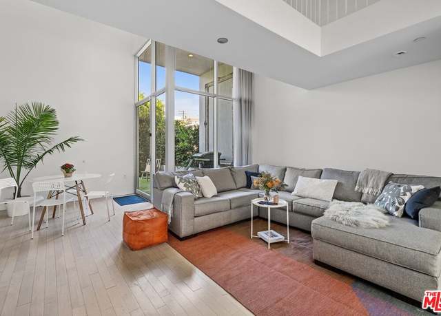 Property at 7917 Willoughby Ave #2, Los Angeles, CA 90046, 2 beds, 2.5 baths