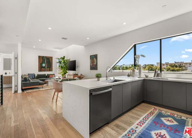 Property at 3724 1/2 Vinton Ave, Los Angeles, CA 90034, 3 beds, 3.5 baths