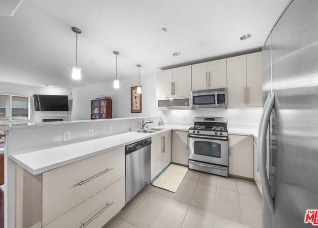 Property at 733 S Manhattan Pl #401, Los Angeles, CA 90005, 2 beds, 2 baths
