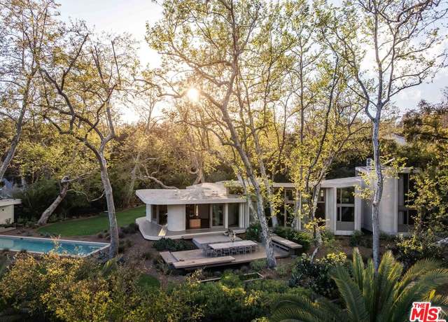 Property at 800 Brooktree Rd, Pacific Palisades, CA 90272, 8 beds, 6.5 baths