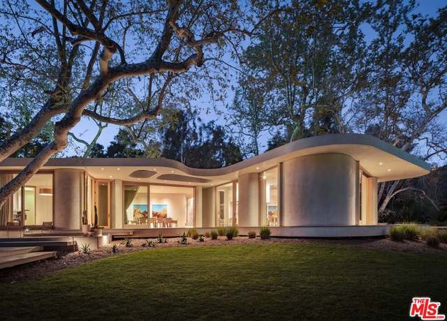 Property at 800 Brooktree Rd, Pacific Palisades, CA 90272, 8 beds, 6.5 baths