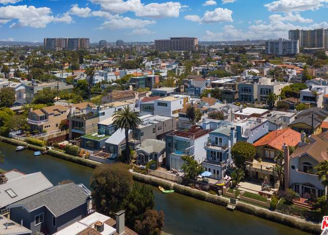 Property at 218 Carroll Ct, Venice, CA 90291, 4 beds, 3.5 baths