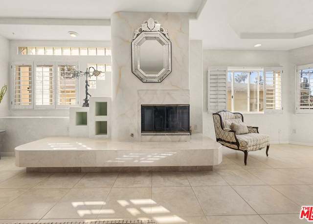 Property at 14290 Dickens St #201, Sherman Oaks, CA 91423, 3 beds, 2.5 baths
