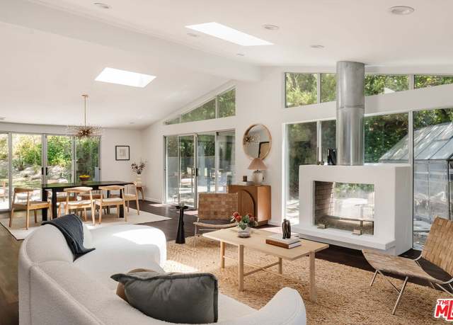 Property at 17008 Escalon Dr, Encino, CA 91436, 3 beds, 2.5 baths