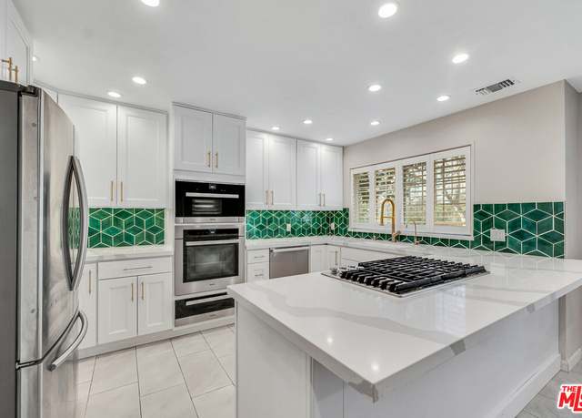 Property at 20950 Oxnard St #34, Woodland Hills, CA 91367, 3 beds, 2.5 baths