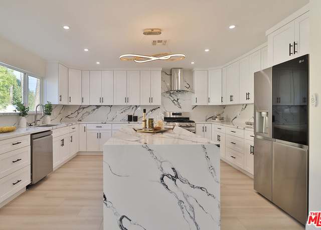 Property at 22131 Victory Blvd, Woodland Hills, CA 91303, 6 beds, 7 baths
