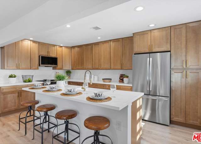 Property at 3815 W 60th St, Los Angeles, CA 90043, 6 beds, 4 baths