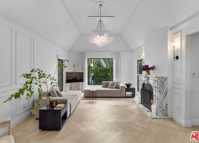 Property at 161 S Laurel Ave, Los Angeles, CA 90048, 3 beds, 3 baths