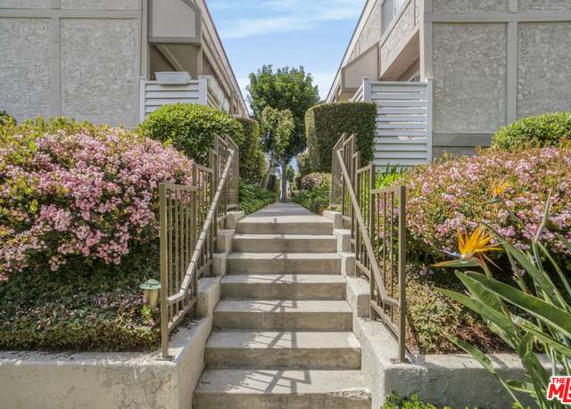 Property at 18333 Hatteras St #22, Tarzana, CA 91356, 2 beds, 2 baths