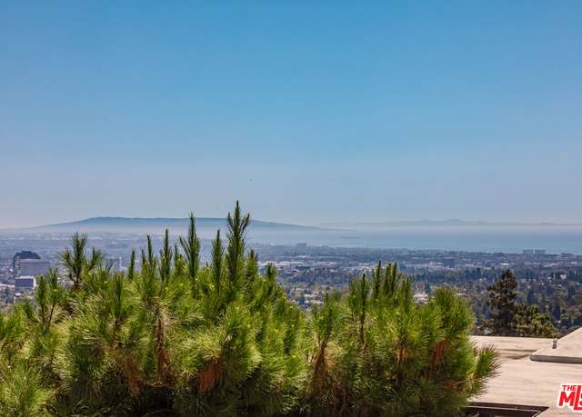 Property at 924 Stonehill Ln, Los Angeles, CA 90049, 3 beds, 3 baths