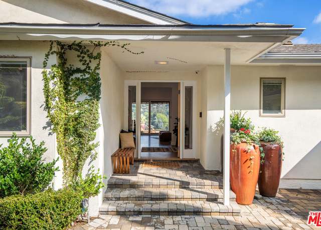 Property at 968 Kenfield Ave, Los Angeles, CA 90049, 3 beds, 3.5 baths