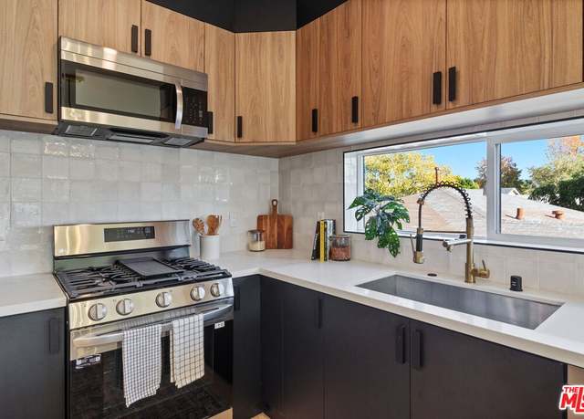 Property at 10821 Hartsook St, North Hollywood, CA 91601, 26 beds, 24 baths