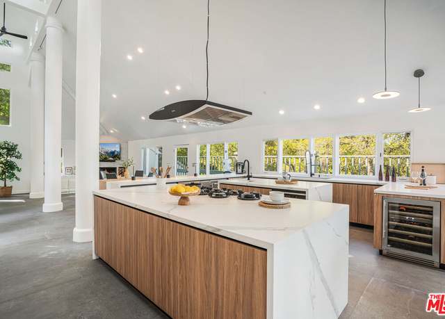 Property at 22029 Canon Dr, Topanga, CA 90290, 4 beds, 5 baths