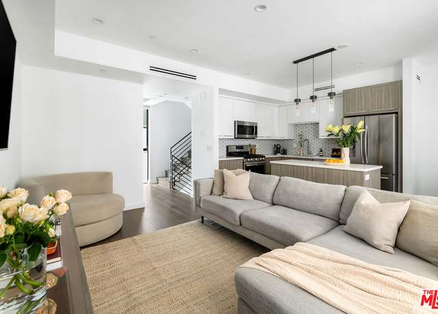 Property at 5154 W Redondo Ct, Los Angeles, CA 90019, 3 beds, 2.5 baths