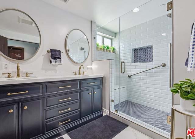 Property at 11218 Camarillo St #305, West Toluca Lake, CA 91602, 3 beds, 3 baths