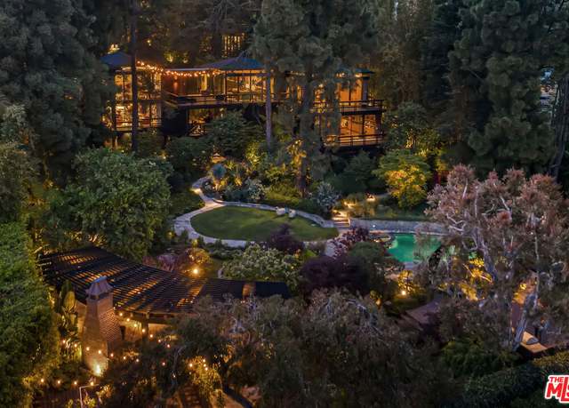 Property at 900 Napoli Dr, Pacific Palisades, CA 90272, 5 beds, 7 baths