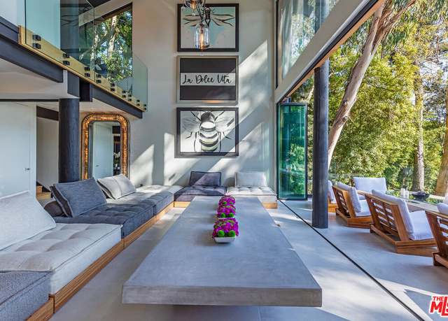 Property at 1509 Amalfi Dr, Pacific Palisades, CA 90272, 6 beds, 7 baths