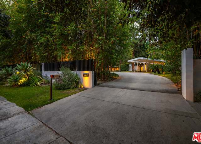 Property at 1010 N Rexford Dr, Beverly Hills, CA 90210, 7 beds, 6.5 baths