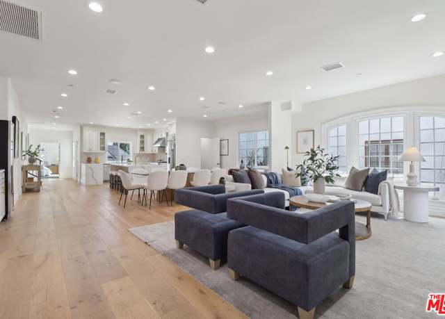Property at 916 S Rimpau Blvd, Los Angeles, CA 90019, 4 beds, 4 baths