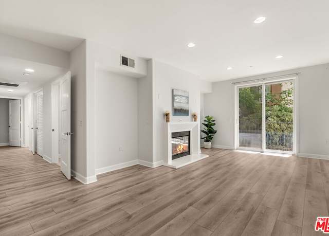 Property at 14412 Killion St #205, Sherman Oaks, CA 91401, 3 beds, 3 baths