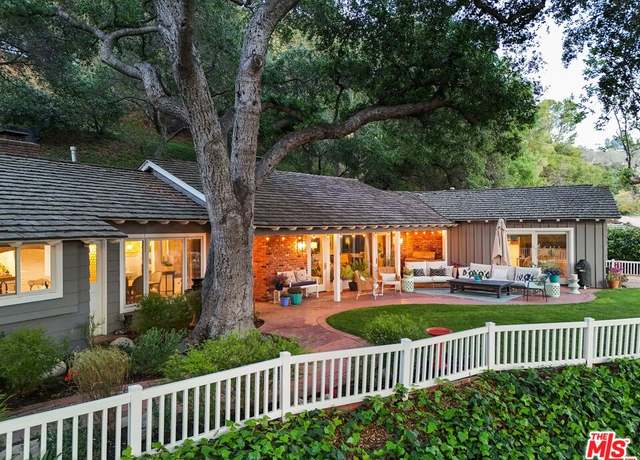 Property at 15601 Woodfield Pl, Sherman Oaks, CA 91403, 3 beds, 2 baths