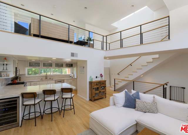 Property at 2432 7th St #4, Santa Monica, CA 90405, 2 beds, 3 baths