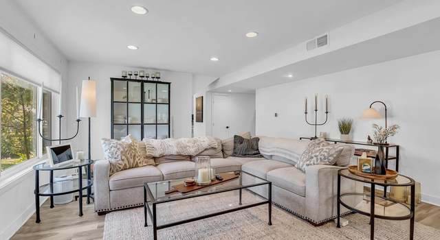 Photo of 18547 Collins St Unit B1, Tarzana, CA 91356