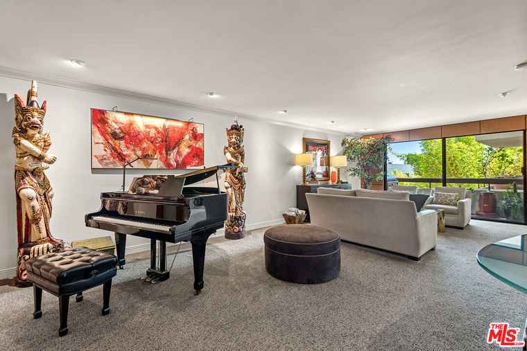 Photo of 851 N Kings Rd #207 West Hollywood, CA 90069