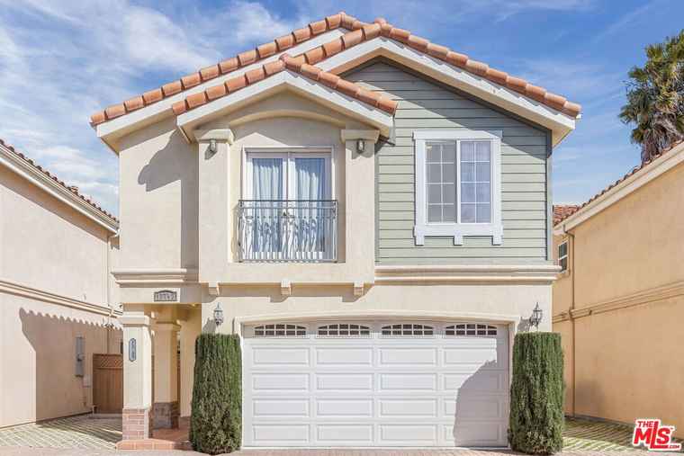 Photo of 13743 Cordary Ave Hawthorne, CA 90250