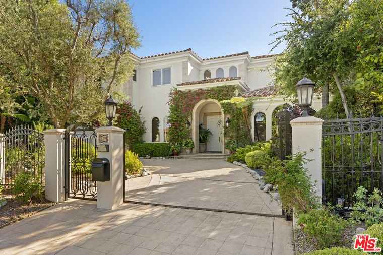 Photo of 625 Foothill Rd Beverly Hills, CA 90210