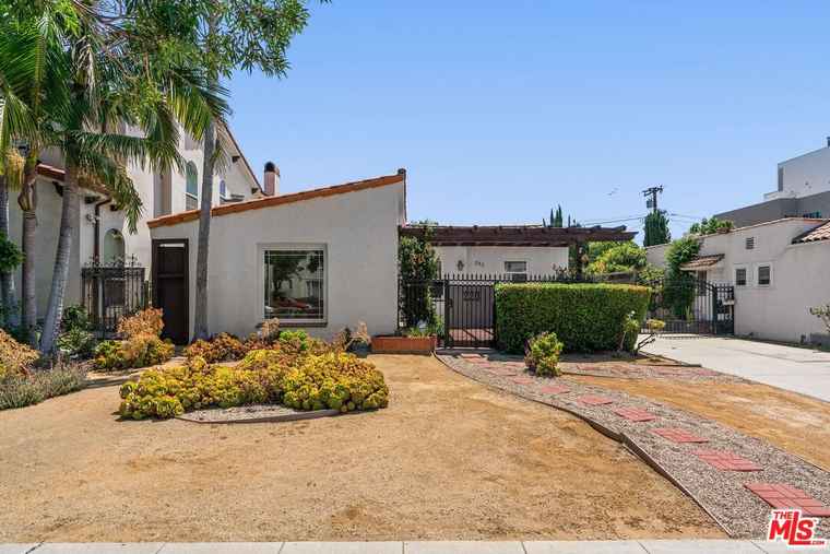 Photo of 220 S Le Doux Rd Beverly Hills, CA 90211