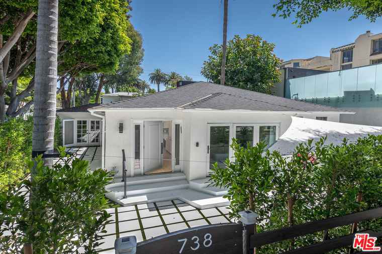 Photo of 738 Huntley Dr West Hollywood, CA 90069