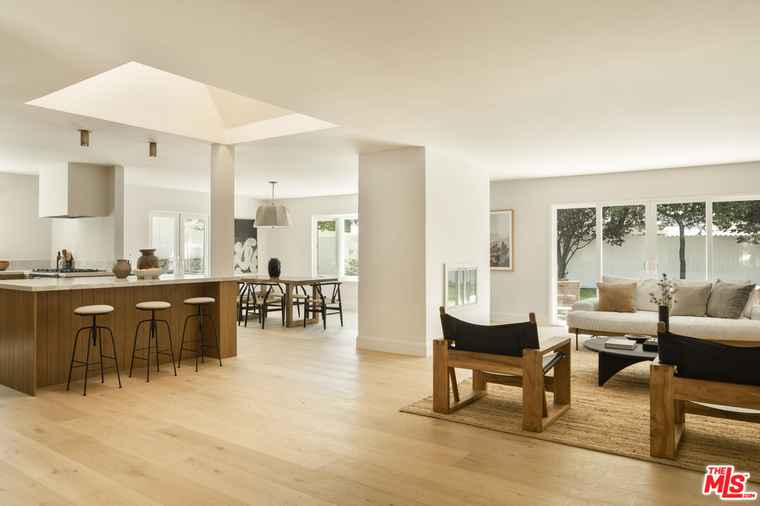 Photo of 30610 Las Estrellas Dr Malibu, CA 90265