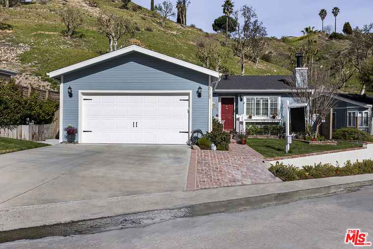 Photo of 20135 Canyon View Dr Canyon Country, CA 91351