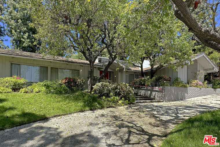 Photo of 811 N Hillcrest Rd Beverly Hills, CA 90210